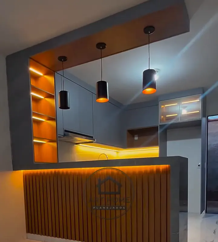Cozinha gourmet com ilha ripada, cristaleira iluminada e pendentes
