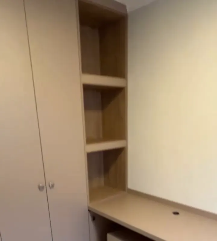 Dormitório com guarda-roupa, nichos e escrivaninha planejada