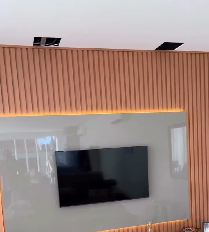 Painel ripado com nicho iluminado e rack suspenso