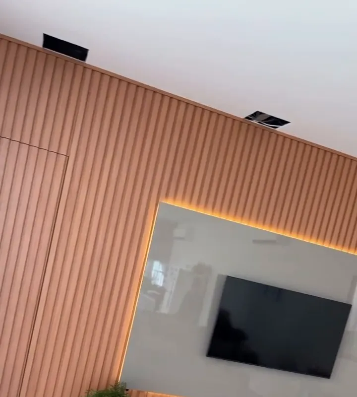 Painel de TV ripado amadeirado com LED embutido